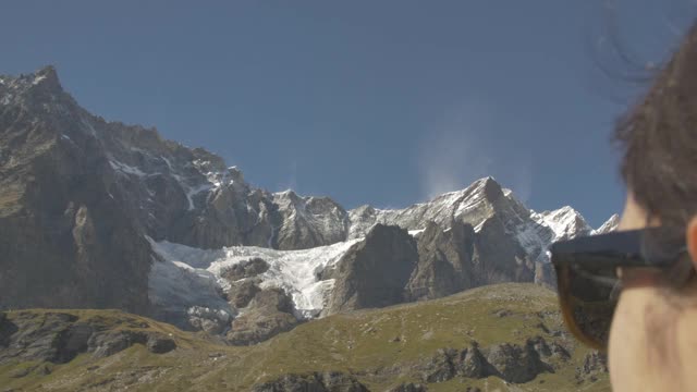 徒步旅行者指的是马特洪峰或马特洪峰或塞尔文山，以及瑞士阿尔卑斯山和里费尔湖。欧洲瑞士瓦莱州泽马特市的户外活动。视频素材