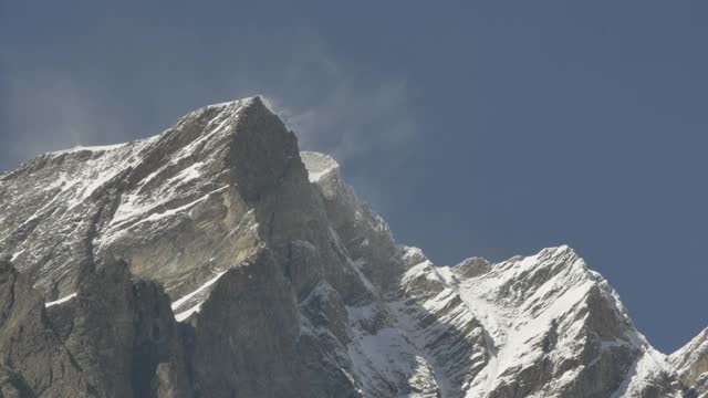 徒步旅行者指的是马特洪峰或马特洪峰或塞尔文山，以及瑞士阿尔卑斯山和里费尔湖。欧洲瑞士瓦莱州泽马特市的户外活动。视频素材