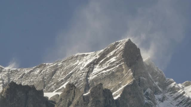 徒步旅行者指的是马特洪峰或马特洪峰或塞尔文山，以及瑞士阿尔卑斯山和里费尔湖。欧洲瑞士瓦莱州泽马特市的户外活动。视频素材