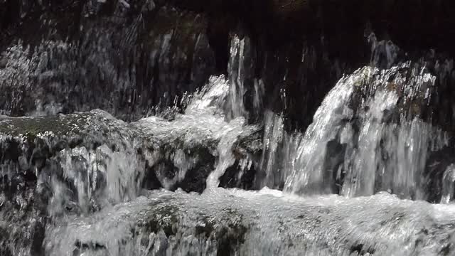 热带雨林瀑布中水流的运动。视频下载