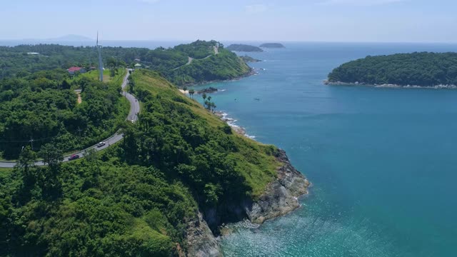 鸟瞰图无人机拍摄美丽的岛屿与岩石海岸和绿色顶对山和水海面美丽的景观自然普吉岛开放的海视频素材