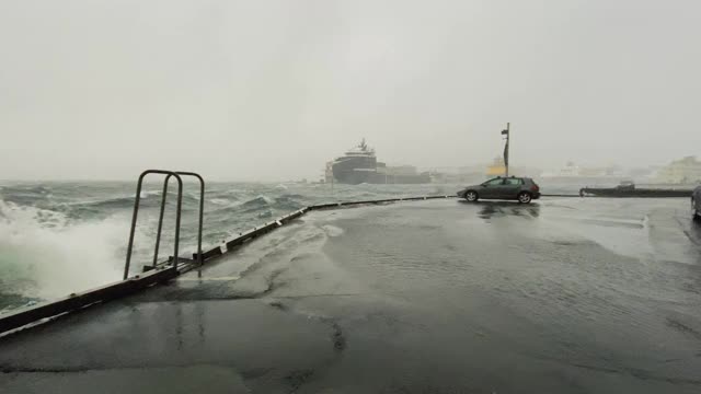 卑尔根港有暴风雨天气，狂风大作，海面波涛汹涌视频素材