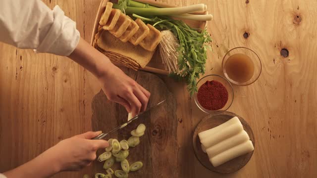 冬季食物-食物配料及用刀手工切葱视频素材