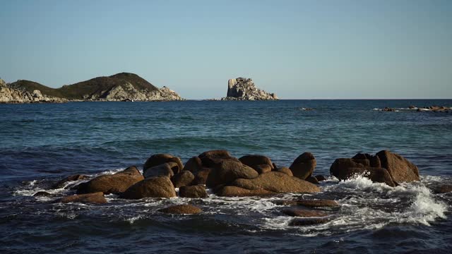 有岩石和海浪的海景。慢动作视频视频素材