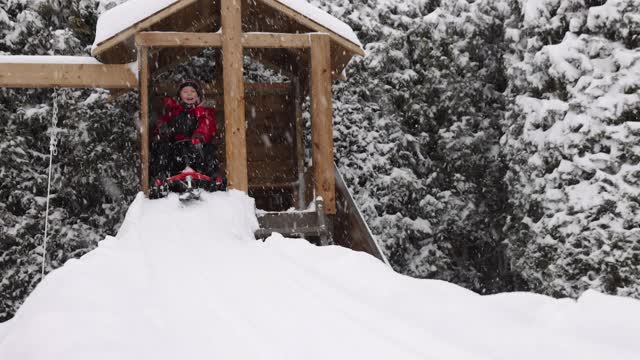 小男孩在冬天的户外雪地上滑雪视频素材