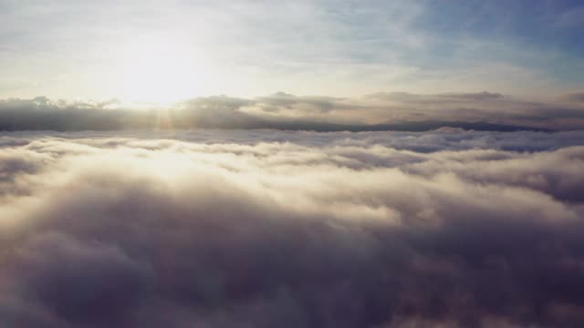 空中蓬松的云在早晨的天空视频素材