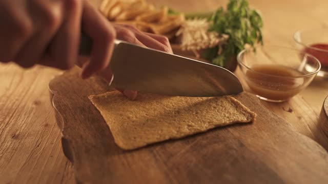 冬季食物-用刀手切鱼糕视频素材