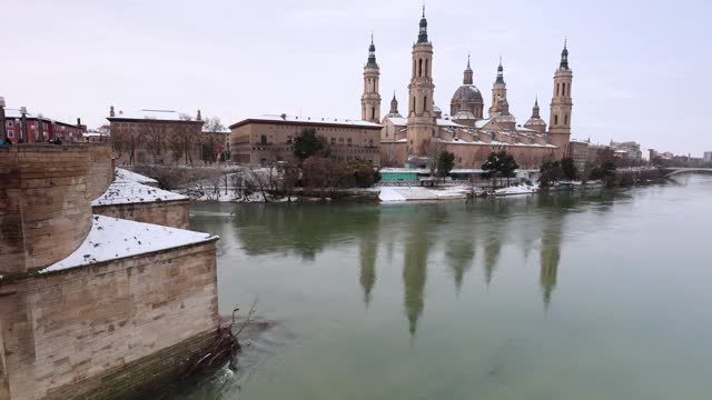 萨拉戈萨，皮拉尔大教堂和埃布罗河全景。的雪视频素材