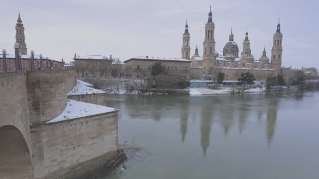 萨拉戈萨，皮拉尔大教堂和埃布罗河全景。的雪。佳能的日志视频素材