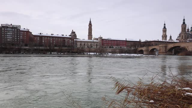 萨拉戈萨，皮拉尔大教堂和埃布罗河全景。的雪。河里有鸬鹚视频下载