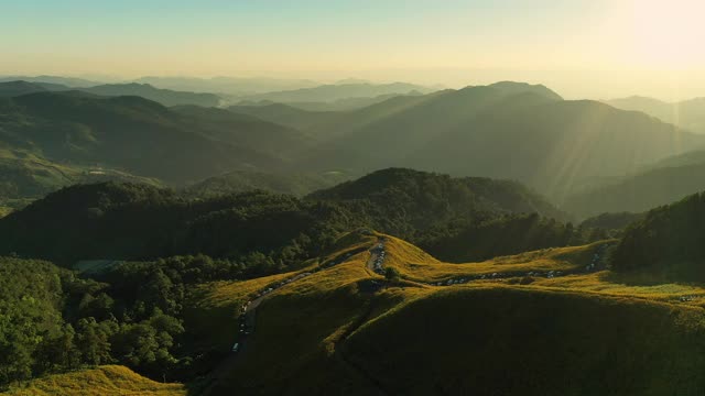 空中全景日光与花田通Buatong超过泰国北部的山视频素材