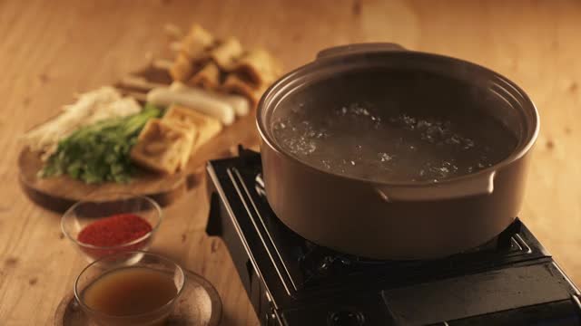 冬季食物-鱼糕汤的食材及锅内沸水视频素材