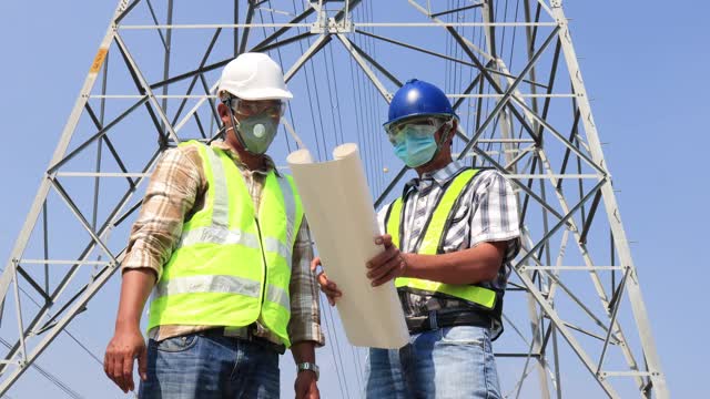 通过笔记本电脑和站点地图检查系统的电气工程师。视频素材