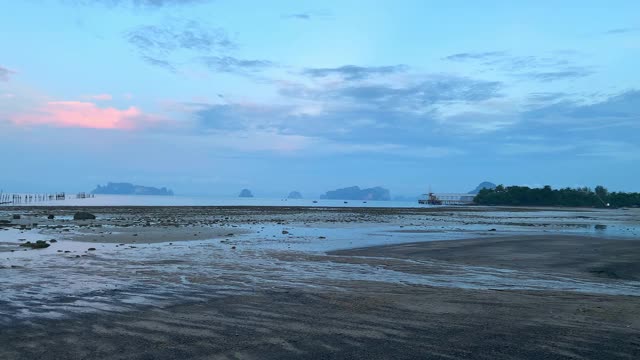 泰国甲米省热带岛屿海滩，在早晨的阳光海滩海边的看法。视频素材