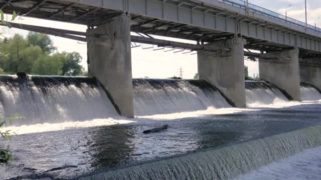 水从大坝的闸门中奔流而过视频下载