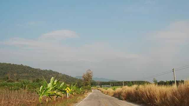 在乡村道路上行驶时从车内看到的景色视频素材