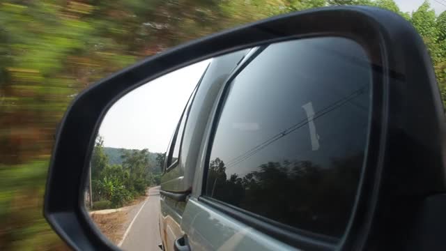 在乡村道路上行驶时从车内看到的景色视频素材