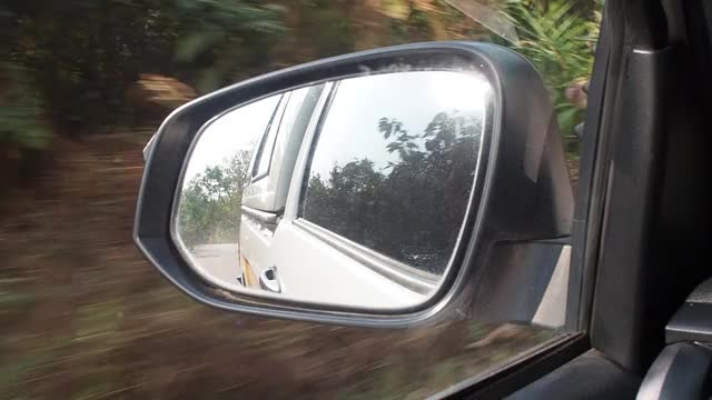 在乡村道路上行驶时从车内看到的景色视频素材