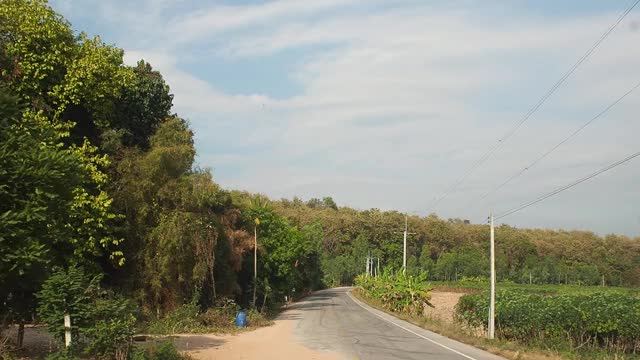 在乡村道路上行驶时从车内看到的景色视频素材