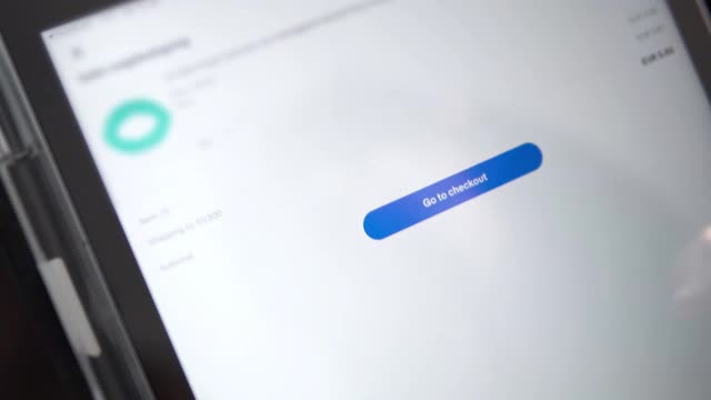 特写的网上购物与数字平板电脑。视频素材