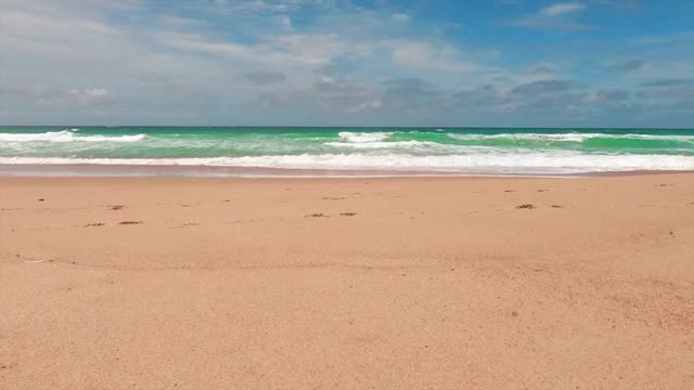 美丽的热带夏季沙滩和深蓝色的海水景观视频素材