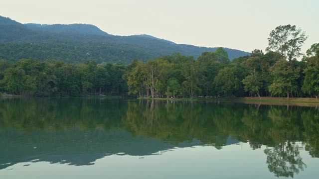 清迈大学的昂盖湖，森林茂密的山和黄昏的天空视频素材