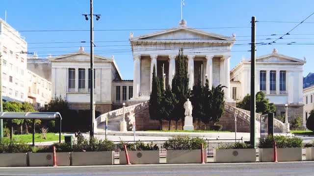 希腊雅典国家图书馆前的交通状况视频素材