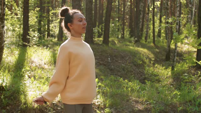 年轻的运动女子在户外跳绳视频素材