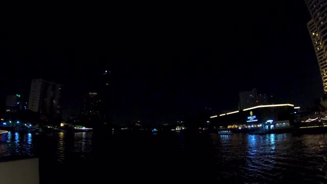 曼谷市与湄南河夜景从泰国的船视频素材