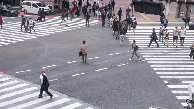 穿过街道的人群东京日本视频素材