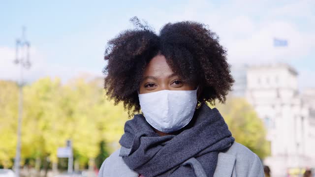 戴着口罩的女人站在户外视频素材