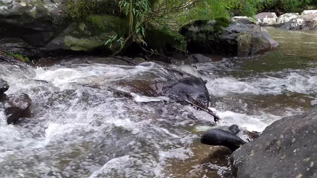 瀑布中的流水视频素材