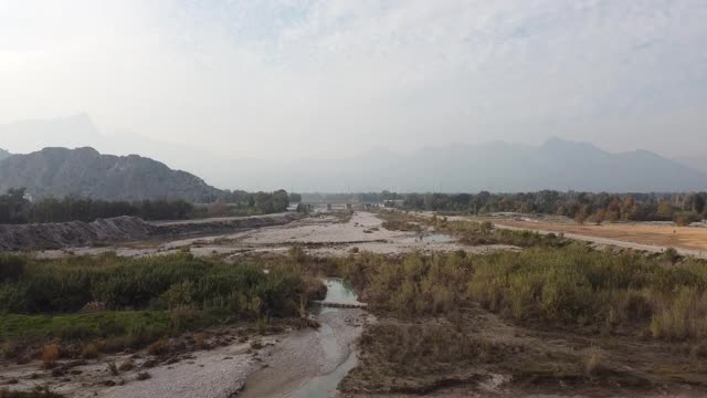 在城市的大河床上从右到左水平飞行。视频素材