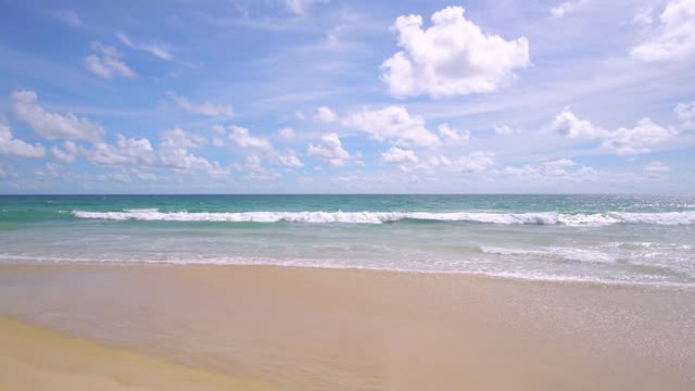 海滩景观。碧蓝的海水，沙滩上的海浪，美丽的天空和云的背景视频素材