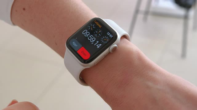 Smartwatch。年轻女子使用智能手表。女性触屏进入手表应用的特写。视频素材