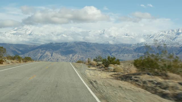 开车去美国加州的死亡谷。在美国搭便车旅行。公路、高山、干旱沙漠、干旱荒野气候。乘客从车上下来。内华达之旅视频素材