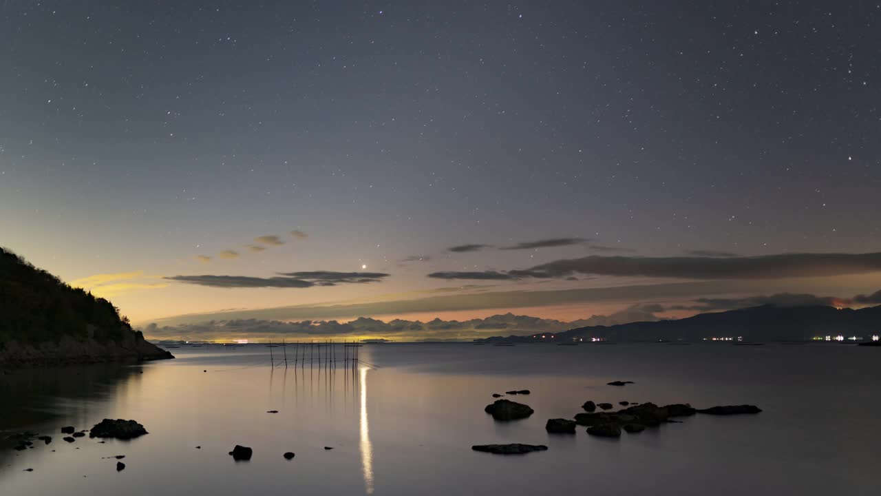 从黑夜到白天的时间流逝镜头，海面上的日出视频素材