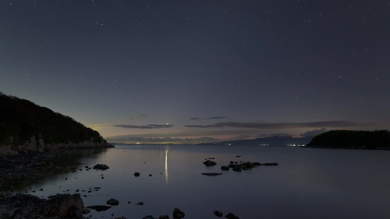 从黑夜到白天的时间流逝镜头，海面上的日出视频素材