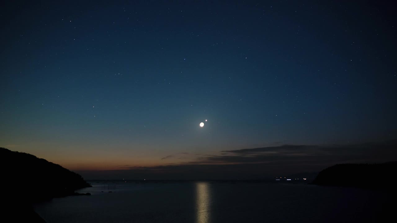 从黑夜到白天的时间流逝镜头，海面上的日出视频素材