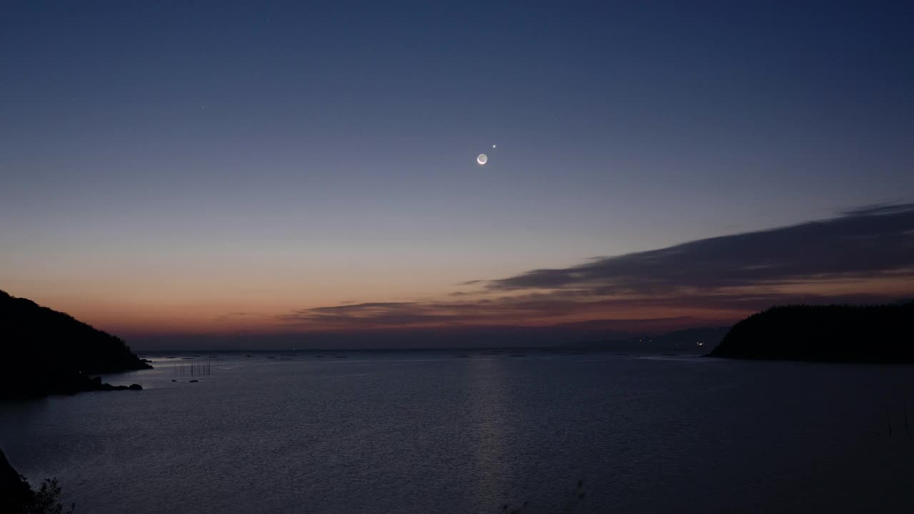 从黑夜到白天的时间流逝镜头，海面上的日出视频素材