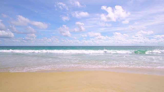 海滩景观。碧蓝的海水，沙滩上的海浪，美丽的天空和云的背景视频素材