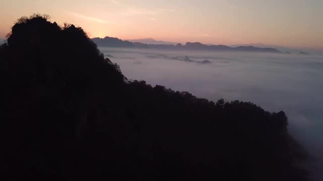 鸟瞰图上的云彩和山与日出视频素材