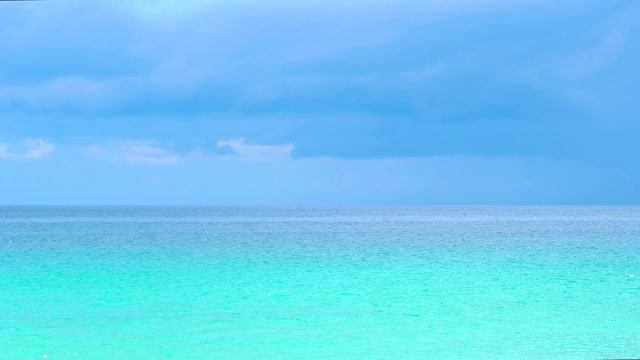 蓝色的海水和天空与云风暴的背景视频素材