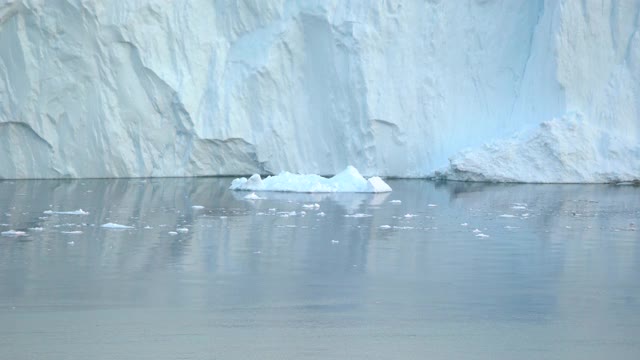 格陵兰岛伊卢利萨特冰湾北冰洋上的长冰山。视频素材