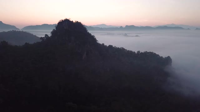 鸟瞰图上的云彩和山与日出视频素材