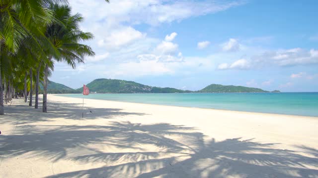 美丽的海滩和大海。白色的沙滩、蓝色的海山、蓝色的天空和云的背景视频素材