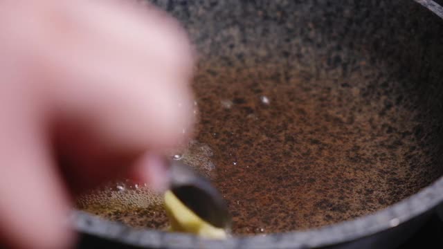 灰色煎锅里的热黄油。烹饪食物的概念。视频素材