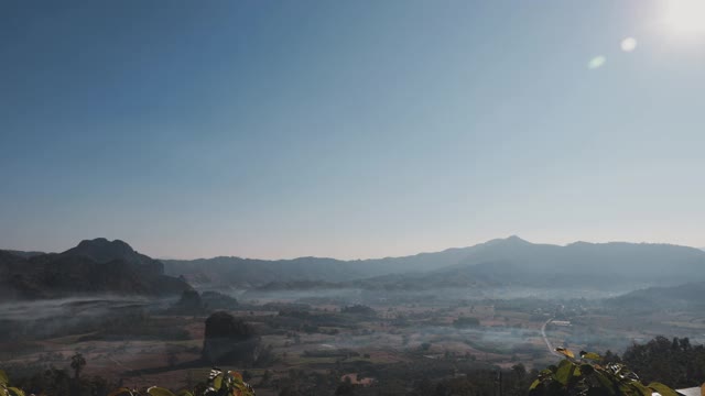 时间流逝的雾移动在美丽的风景，泰国，普朗卡视频下载