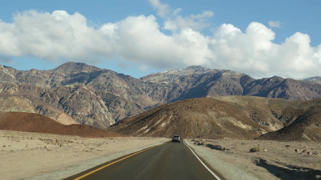 公路旅行死亡谷，艺术家调色板驱动器，美国加州。在美国搭便车旅行。高速公路，彩色裸露的山脉和干旱的气候荒野。从汽车的看法。内华达之旅视频素材