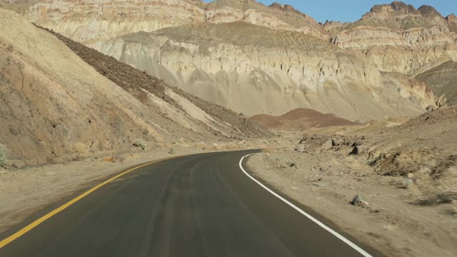 公路旅行死亡谷，艺术家调色板驱动器，美国加州。在美国搭便车旅行。高速公路，彩色裸露的山脉和干旱的气候荒野。从汽车的看法。内华达之旅视频素材